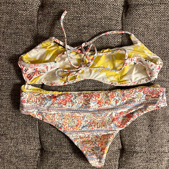Billabong Reversible Bikini Set! - Picture 2 of 4